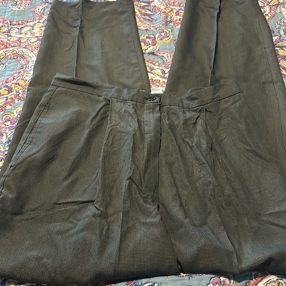 Villager a Liz Claiborne Company Pants - Very light weight women’s dress pants pleated front tan black